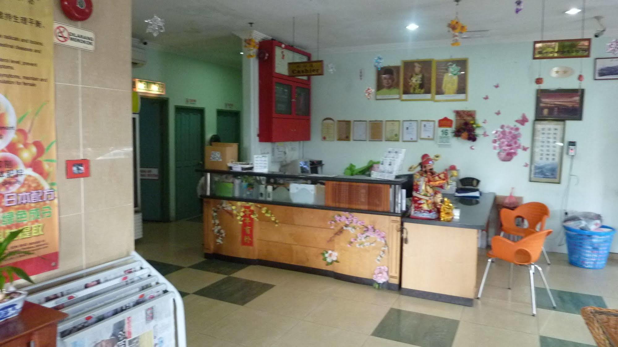 Hotel Hung Hung Kuching Buitenkant foto