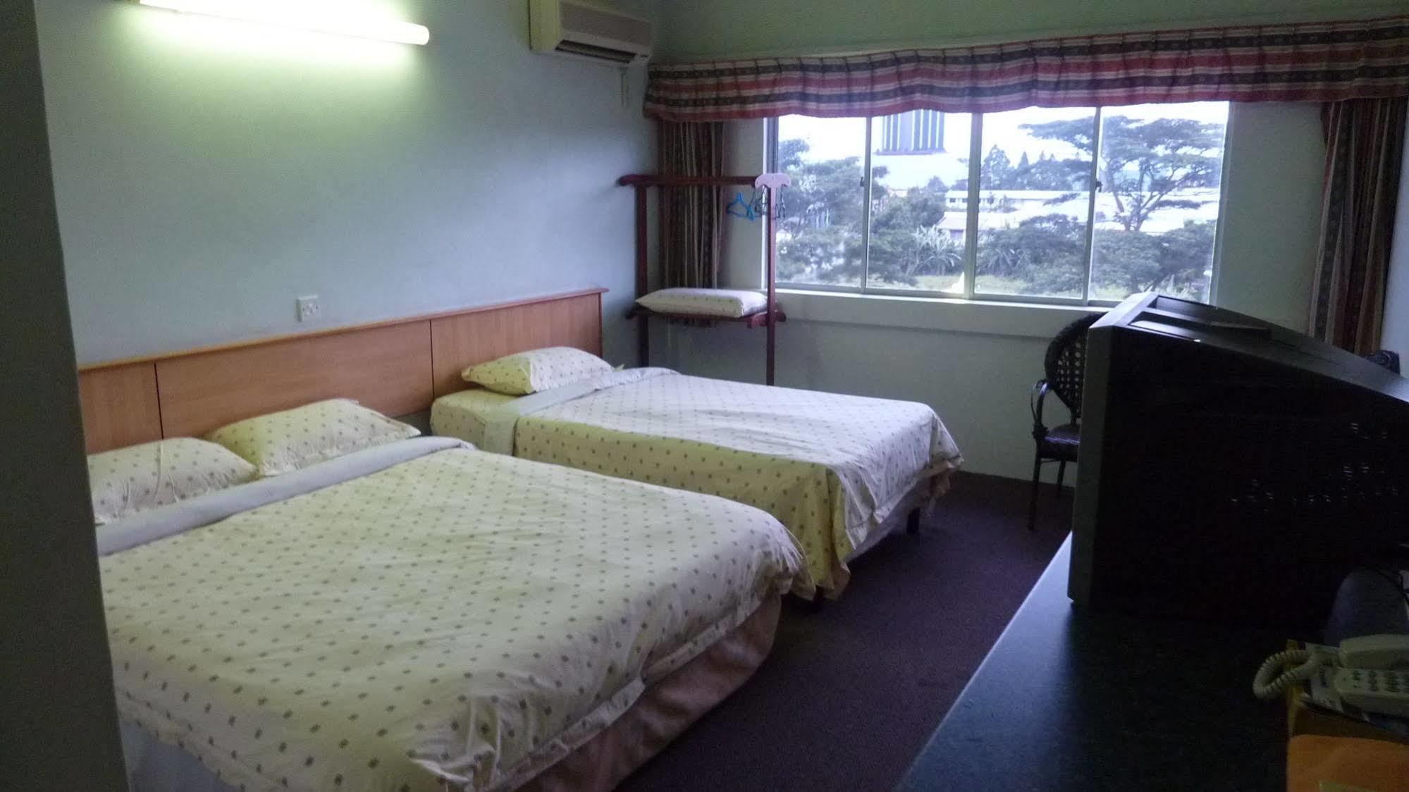Hotel Hung Hung Kuching Buitenkant foto